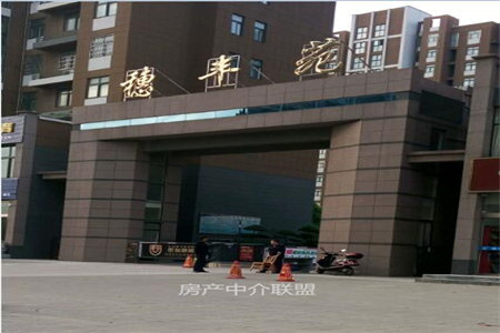 城华联国际繁华地段，周边设施齐全，购物方便